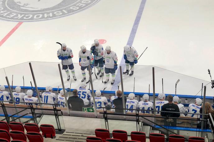 slovenska hokejska reprezentanca Danska | Slovenska hokejska reprezentanca se je po bledem začetku v 12. minuti znašla v zaostanku z 0:3, v zadnjo tretjino vstopila z zaostankom z 1:4, na koncu pa izgubila s 3:4. | Foto Hokejska zveza Slovenije