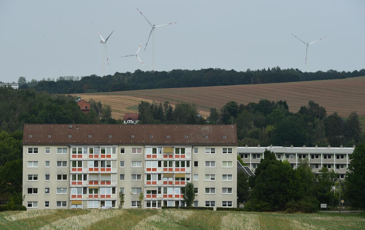 Zwickau | Zlasti v nemški zvezni deželi Saški so se pred zveznimi volitvami pojavili številni predvolilni plakati s spornimi napisi. Na fotografiji je saško mesto Zwickau, ki ga nemški mediji pogosto opisujejo kot skrajni desnici naklonjeno mesto. | Foto Reuters