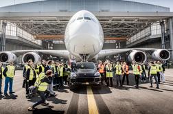 Porsche napel mišice in vlekel 285 ton največjega potniškega letala na svetu #video