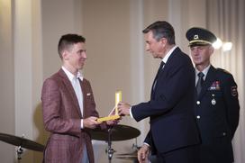 Predsednik Republike Slovenije Borut Pahor je na posebni slovesnosti v predsedniški palači vročil državna odlikovanja, ki so jih prejeli vrhunski športniki Alenka Artnik, Tim Gajser, Tadej Pogačar in Urška Žolnir Jugovar.