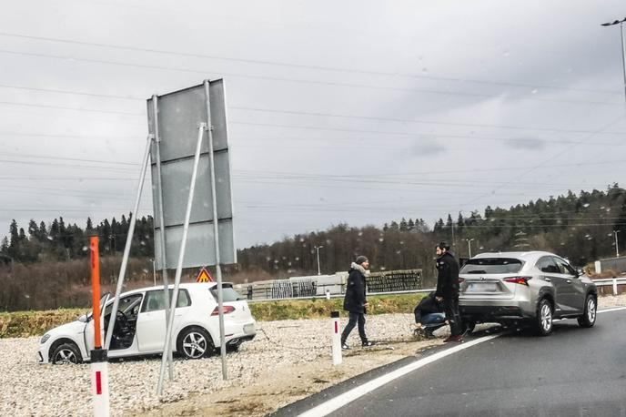 Izletne cone | Izletne cone so namenjene predvsem varnejši ustavitvi vozil, če voznik zaradi neprilagojene hitrosti izgubi oblast nad avtom pri izvozu z avtoceste.