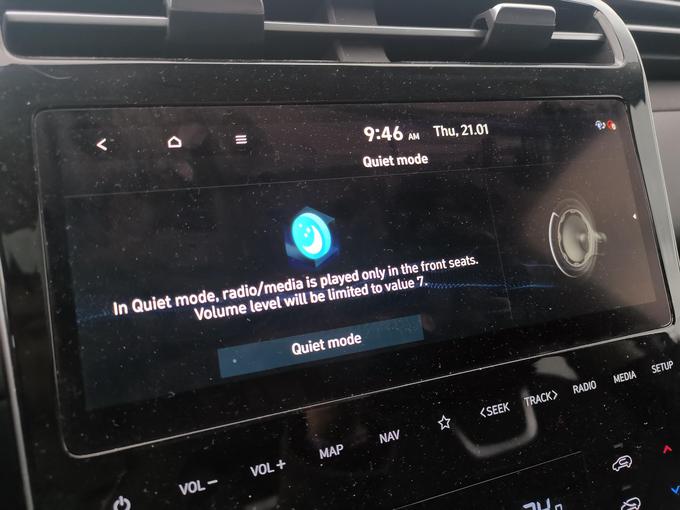 Zakaj bi se vsi vozili v tišini, če zadaj spijo otroci? Hyundai je pomislil tudi na to in vnesel novo možnost - s pritiskom na gumb se ugasnejo zvočniki zadaj, spredaj pa se omeji maksimalna glasnost. | Foto: Gašper Pirman