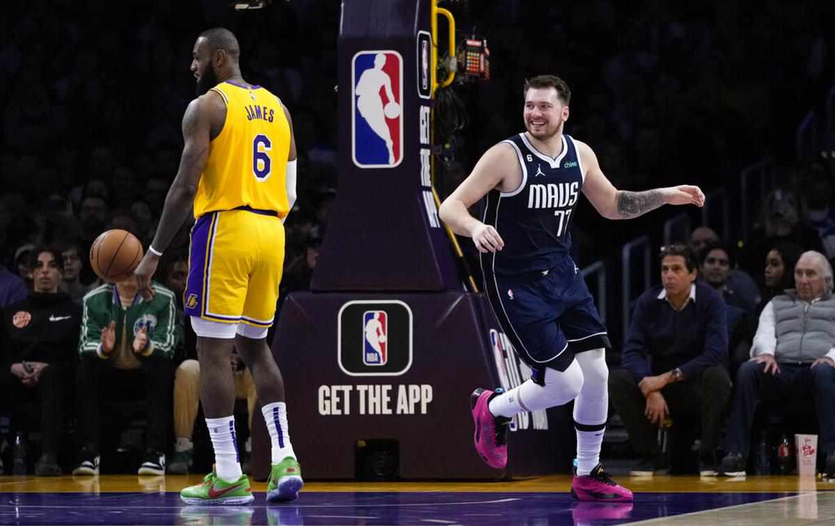 Luka Dončić LeBron James | Luka Dončić se je veselil zmage po dveh podaljških. Pohvalil se je lahko s 56. trojnim dvojčkom (35 točk ,14 skokov in 13 asistenc). | Foto Guliverimage