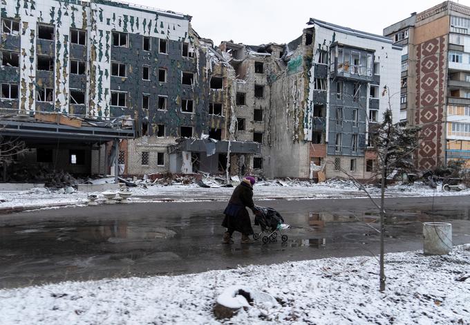 Pred ruskim napadom je v Pokrovsku živelo 60 tisoč prebivalcev.  | Foto: Reuters