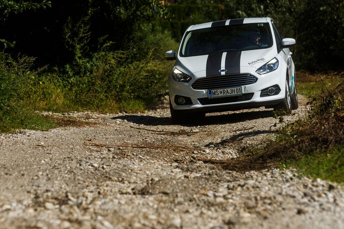 S-Max je zanesljiv in neomajen na najrazličnejših terenih - med vijuganjem na stranpoteh ... | Foto: 