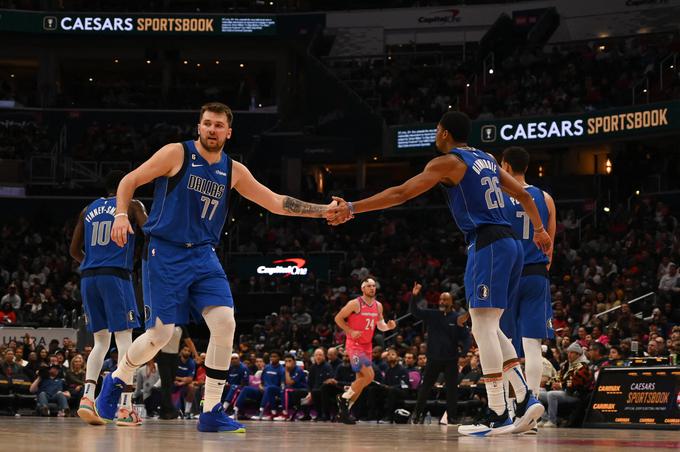 Spencer Dinwiddie je bil še drugič zapored prvi strelec Dallasa, Dončić pa je šele drugič v tej sezoni končal dvoboj z manj kot 30 točkami. | Foto: Reuters