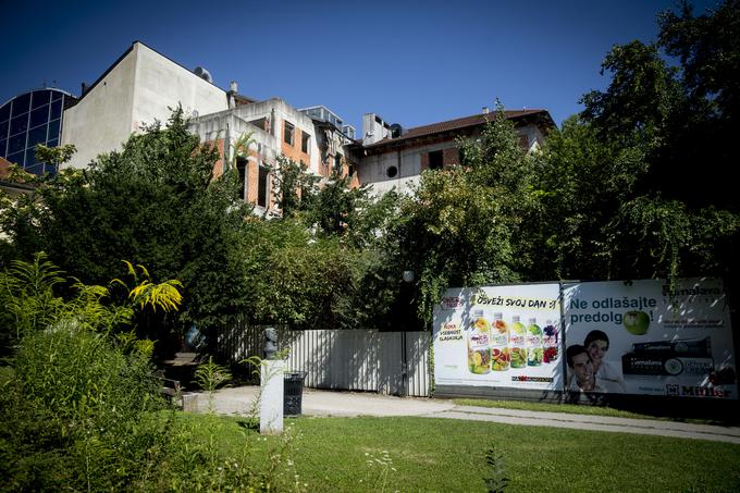 Zapuščeno gradbišče v Knafljevem prehodu.  | Foto: Ana Kovač