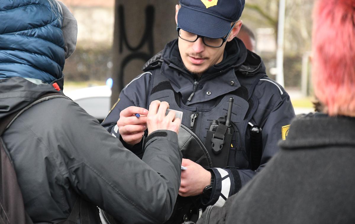 Popisovanje, protest | "Od Mestne občine Ljubljana in Olimpijskega komiteja Slovenije pričakujemo odstop od pogodbe v družbi Bežigrajski športni park. Od vlade pa zahtevamo, da Plečnikov stadion odkupi ter ga ponudi javnosti v uporabo in upravljanje," pozivajo v gibanju.  | Foto Mladi za podnebno pravičnost