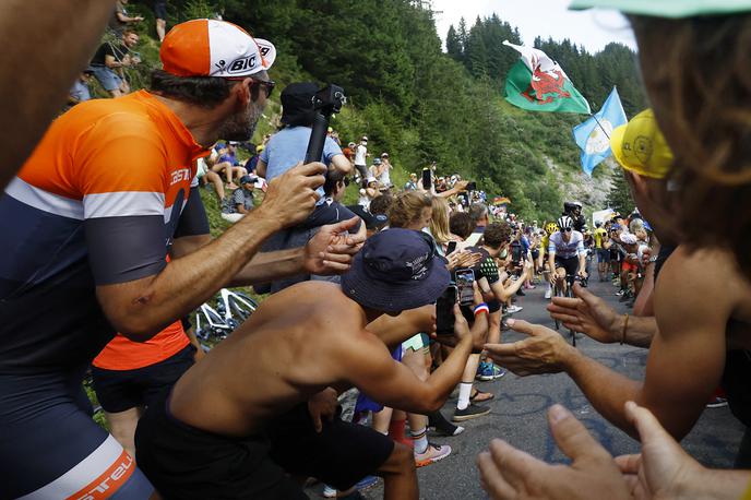 Tadej Pogačar, Jonas Vingegaard, TDF23 | V kaosu na zadnjem klancu napornega dne Tadeju Pogačarju ni uspelo izpeljati zadnjega napada na Jonasa Vingegaarda. | Foto Reuters