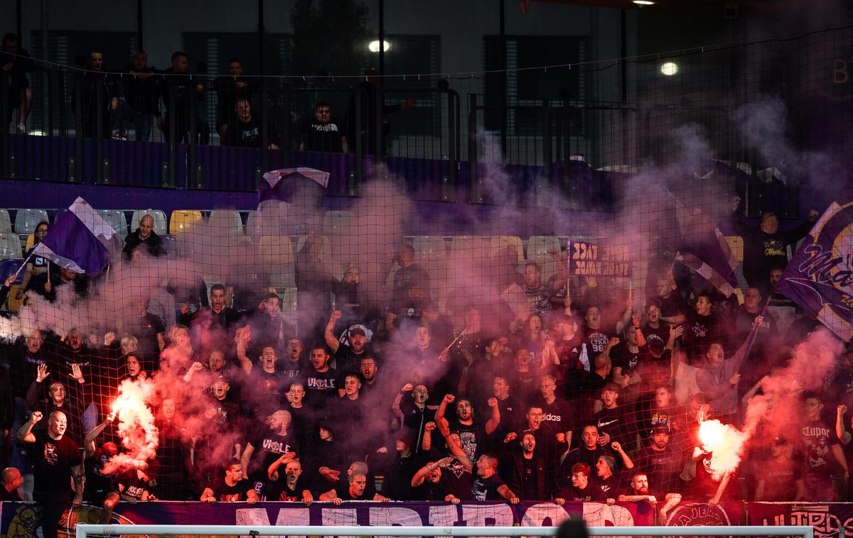 NK Maribor Viole | Štajerski klub mora zaradi nešportnega in neprimernega vedenja navijačev plačati 2500 evrov. | Foto Jure Banfi/alesfevzer.com