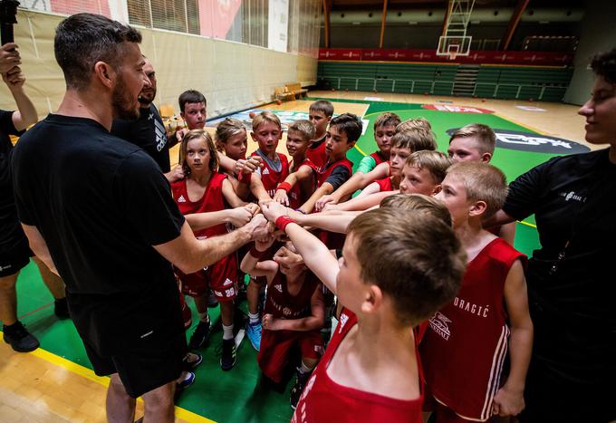 Udeleženci tabora Gorana Dragića so v četrtek zvečer dočakali glasbeno presenečenje. | Foto: Nik Moder/Sportida