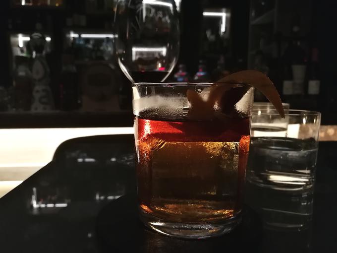 V sodu staran negroni, recept hišnega barmana | Foto: Miha First