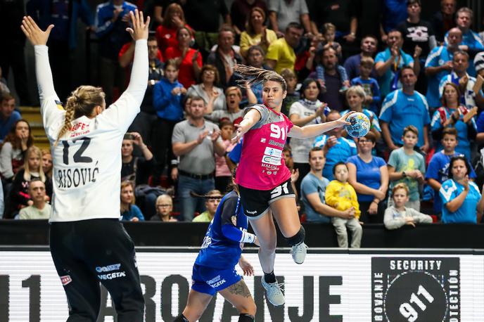 Jovana Risović | Ne dolgo nazaj je bila na drugi strani, po novem bo Jovana Risović (levo) stala v vratih Krima. | Foto Matic Klanšek Velej/Sportida