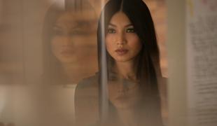 Očarljiva Gemma Chan kot brezsrčna robotka