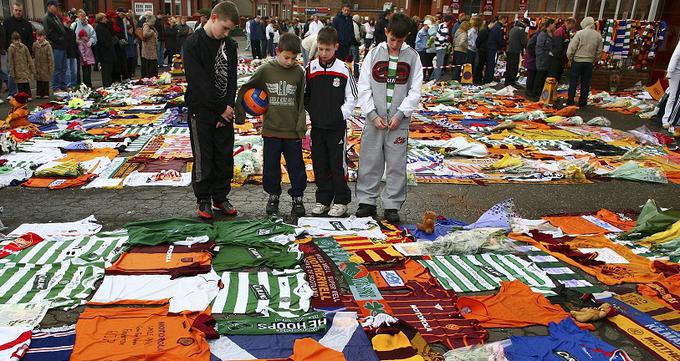 Leta 2007 je smrt kosila na škotskih zelenicah. Ko sta se 29. decembra pomerila Motherwell in Dundee United, je izkušeni zvezni igralec, ki se je lahko pohvalil tudi z nastopom za člansko izbrano vrsto, doživel srčni napad. Le 12 minut pred koncem srečanja, ravno takrat, ko bi moral zapustiti igrišče, saj je bilo že vse dogovorjeno za menjavo, se je 35-letnik zgrudil na igrišče. Bil je kapetan Motherwella, pravi vodja in vzornik mlajšim generacijam. Bil je oče štirih otrok, največjo slavo pa je dosegel pri Celticu iz Glasgowa. | Foto: Guliverimage/Getty Images