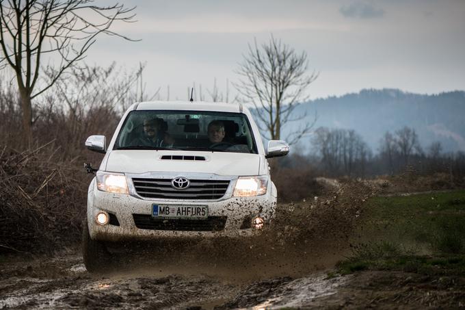 Toyota Hilux je praktično neustavljiv poltovornjak, saj ima velik odmik podvozja od ceste, robustno vzmetenje in odlične vozne zmogljivosti na vsakem terenu. Izjemno trdna šasija Hiluxu zagotavlja moč in vzdržljivost za preprosto prevažanje tovora. Pomeni nov izziv. | Foto: Klemen Korenjak