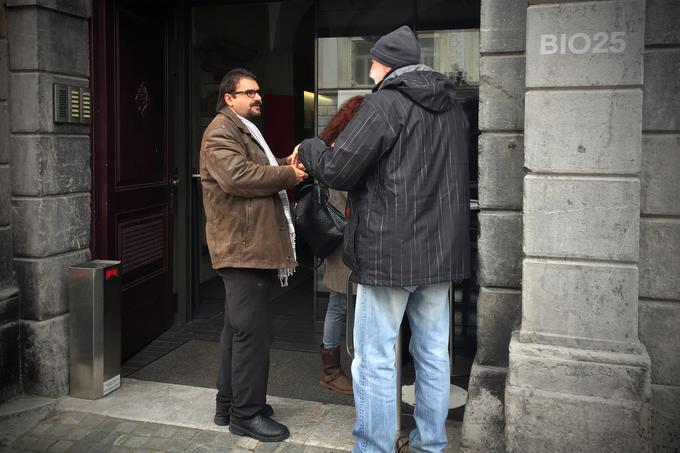 Po vojni, preživeti balkanski poti, prek katere je pred slabima dvema letom prišel v Slovenijo in se tu aktivno vključil v skupnost, je ponovno v veliki življenjski negotovosti. Prav tako je zelo dolgo že ločen od svoje žene in otrok. | Foto: Bojan Puhek