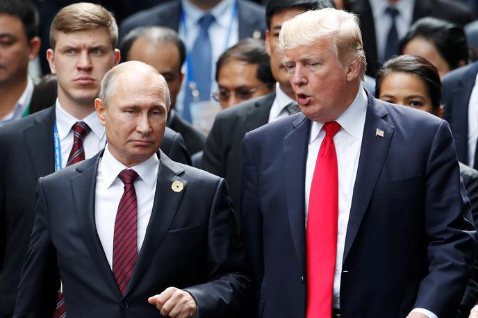 Donald Trump, Vladimir Putin | Bo ruski napad na Ukrajino poslabšal možnosti Donalda Trumpa za morebitni naskok na Belo hišo leta 2024? Trump se zagotovo zaveda nevarnosti, da ga bodo demokrati skušali čim bolj povezati z Vladimirjem Putinom. To skuša preventivno preprečiti tudi s svojo tožbo proti Hillary Clinton in več drugim demokratom, češ da so ga lažno obtožili dogovarjanja z Rusijo pred volitvami 2016. | Foto Reuters