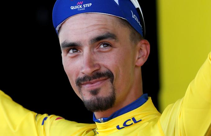 Francoz Julian Alaphilippe je trenutno vodilni na Dirki in Franciji in ima čast vožnje v rumeni majici. | Foto: Reuters