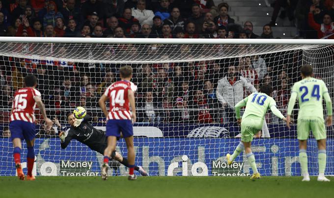 Turek Enes Ünal je v 83. minuti premagal Jana Oblaka. Škofjeločan je izbral pravilno smer, a je bil strel nogometaša Getafeja premočan. | Foto: Reuters