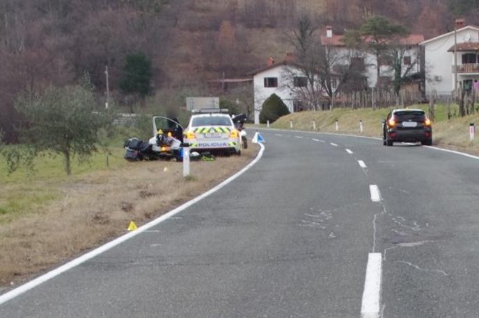 Brda nesreča motorist | Policisti Postaje prometne policije Nova Gorica bodo 44-letnega povzročitelja prometne nezgode kazensko ovadili na Okrožno državno tožilstvo v Novi Gorici zaradi suma storitve kaznivega dejanja povzročitve prometne nesreče iz malomarnosti po prvem odstavku 323. člena KZ-1. | Foto PU Nova Gorica