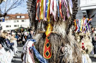 Pustno rajanje na Ptuju se je začelo. Ulice preplavilo 2200 mask, od tega 930 kurentov. #foto #video