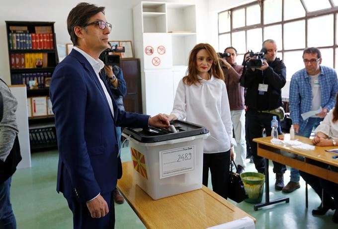 Stevo Pendarovski je po oddaji glasu izrazil prepričanje, da mu bo uspelo do drugega kroga zbrati množično podporo. | Foto: Reuters