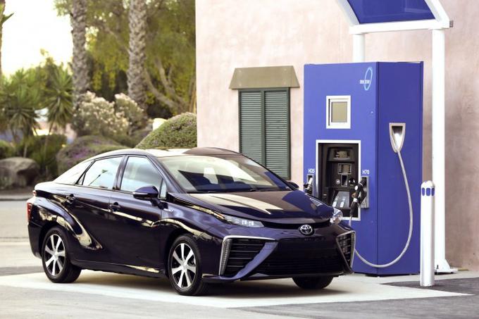 Toyota mirai ob polnilni postaji z vodikom. (foto :First Element) | Foto: 