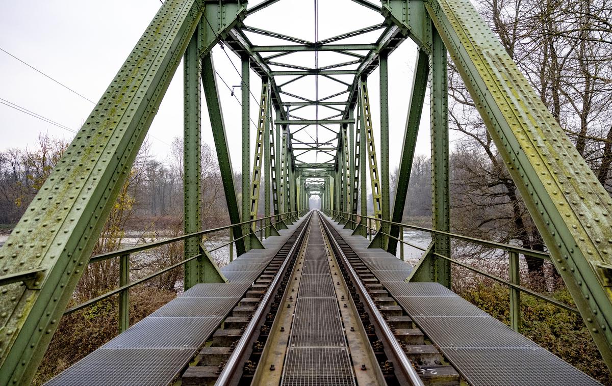 Proga Ormož Murska Sobota | Most čez reko Muro na progi med Ormožem in Mursko Soboto. Izvirni most so nadomestili štiri leta po odprtju proge s tem, ki stoji še danes. | Foto Ana Kovač