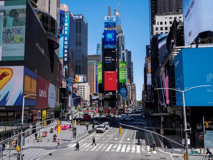 Ulice, ki so bile nekoč polne ljudi, so v nekaterih delih mesta skorajda kot opustele. Na Manhattnu je menda praznih okoli 15 tisoč stanovanj, kar je največ v zadnjih 14 letih. Številnim javnim uslužbencem v mestu grozi odpuščanje, saj bo zmanjkalo denarja zanje. Manjkajoči denar bi lahko zbrali z višjimi davki, a se guverner zvezne države New York Andrew Cuomo boji, da bi višji davki spodbudili beg kapitala iz mesta, kar bi samo še povečalo težave.   | Foto: Reuters