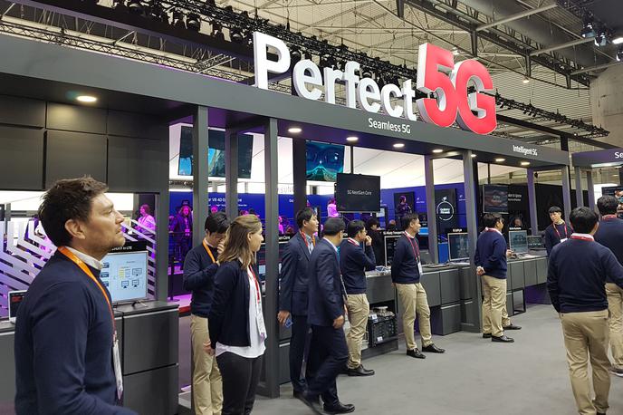 5G. MWC18 | Naslednje leto bodo pričakovanja pete generacije upočasnila prodajo pametnih telefonov, a bo povpraševanje po napravah 5G začelo rasti šele leta 2020, ko bodo (v večji meri) začela delovati komercialna mobilna omrežja pete generacije. | Foto Srdjan Cvjetović