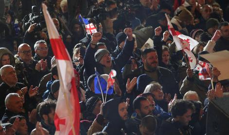 Na ulicah protestira več deset tisoč ljudi. Slovenija je zaskrbljena.