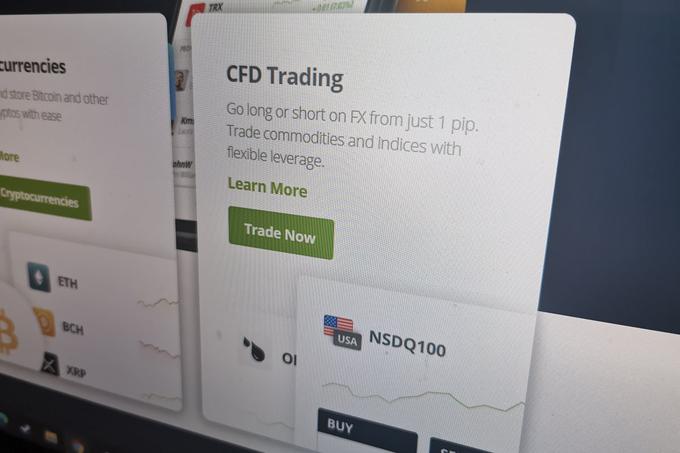 eToro ob CFD (na fotografiji) omogoča trgovanje z delnicami, investicijskimi skladi, kriptovalutami, surovinami in valutami. | Foto: Matic Tomšič