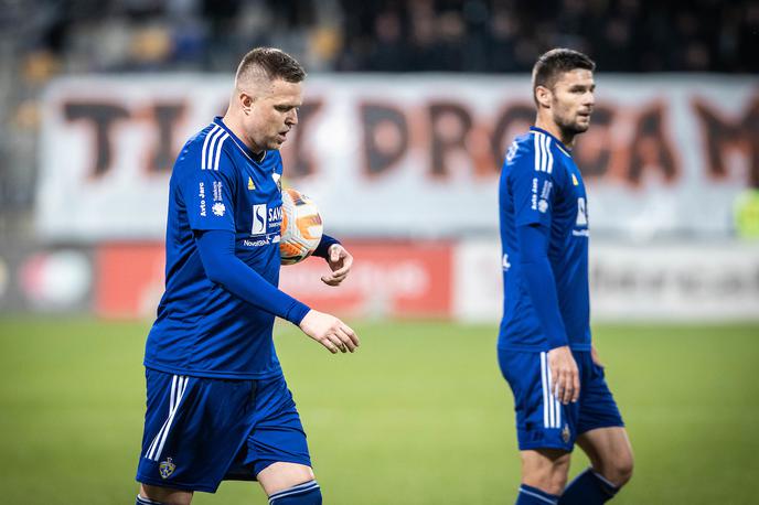 Maribor Mura | Josip Iličić je v zaključku srečanja vzel žogo v svoje roke in suvereno zadel z bele točke. Maribor je premagal Muro kar s 5:1. | Foto Blaž Weindorfer/Sportida