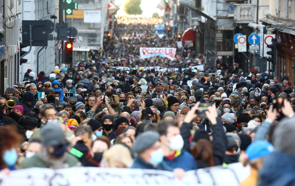 protest Trst proti covidnemu potrdilu 06112021 | Shod po napovedih varuje okoli 400 policistov. Ti že od petka nadzorujejo tudi mesto in vstop vanj iz Slovenije in drugih delov Italije. | Foto Reuters