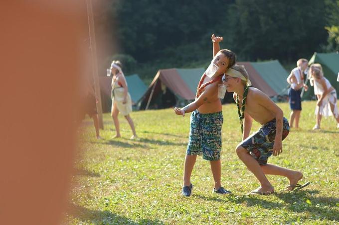 "Raziskave kažejo, da se otroci v starosti od sedem do devet let ne znajo obnašati v socialno naravnem okolju. Prisotna sta strah in paranoja. Nas ni bilo ničesar strah. Mi smo šli ven in se igrali, medtem ko je danes vse skupaj postalo precej sterilno in odtujeno. Paranoja pa se prenaša na celo strukturo družbe. Vse deluje grozno in večja grozodejstva se tudi dejansko dogajajo." | Foto: 