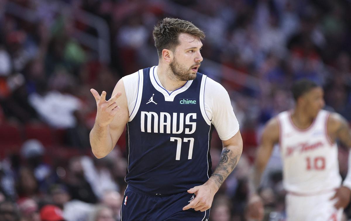 Luka Dončić Houston | Luka Dončić je z Dallasom v izjemnem nizu. Na gostovanju pri Houston Rockets, ki so pred tem dobili 11 zaporednih tekem, je prispeval izjemnih 47 točk, od tega skoraj polovico v uvodni četrtini, s katero se je vpisal v zgodovino lige NBA. | Foto Reuters