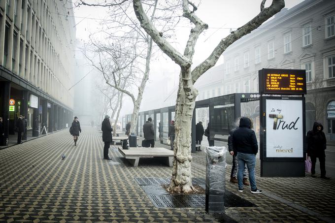 Nekdanja Kozlerjeva hiša je nekoč stala približno tam, kjer je Konzorcij, le malo bližje Slovenski cesti, tam, kjer je postajališče pred knjigarno. | Foto: Ana Kovač