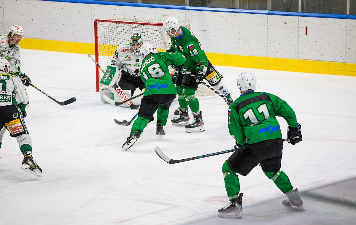 HK SŽ Olimpija - Bregenzerwald | Olimpija je zanesljivo odpravila Bregenzerwald. Prvič je za zmaje igral tudi novi branilec Juuso Pulli (št. 11) in k zmagi prispeval podajo. | Foto Urban Meglič/Sportida