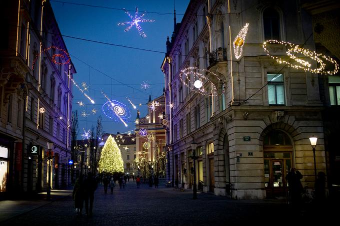 Pogled na praznično okrašeno Ljubljano. | Foto: Ana Kovač