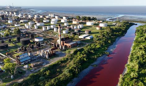 V Argentini rdeče obarvana reka vznemirila prebivalce #foto #video