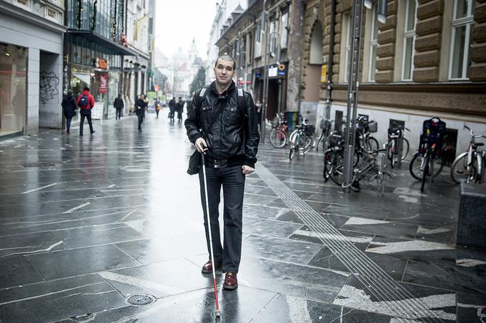 Boštjan Vogrinčič je tudi aktiven športnik, član reprezentance goalballa. V spremstvu je tekel tudi maraton, rad potuje, hodi tudi na heavy metal koncerte in v kino.  | Foto: Ana Kovač