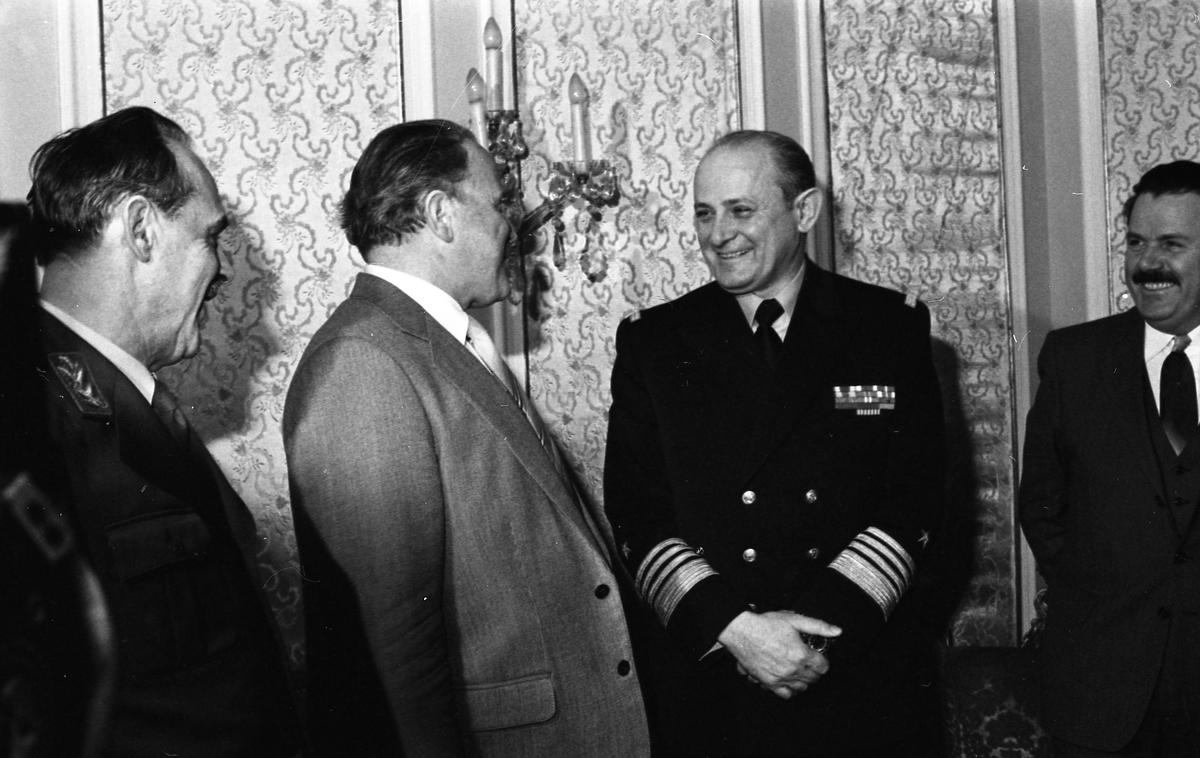 Branko Mamula | Admiral Branko Mamula na sprejemu pri Francetu Popitu, Ljubljana, marec 1980. Foto: Svetozar Busič. Hrani Muzej novejše zgodovine Slovenije.