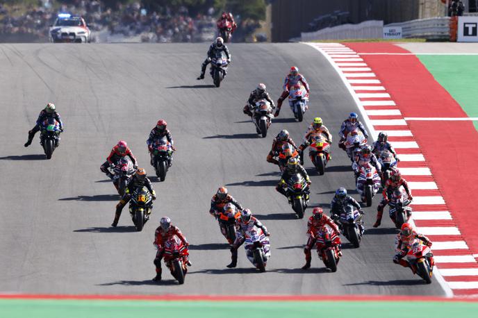 motoGP Portugalska | Na šprinterski dirki v Portimau ni manjkalo tesnega dirkanja in padcev. | Foto Reuters