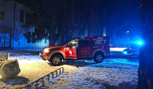 Na Vrhniki poklicali gasilce, ker naj bi zaradi pirotehnike gorela šola