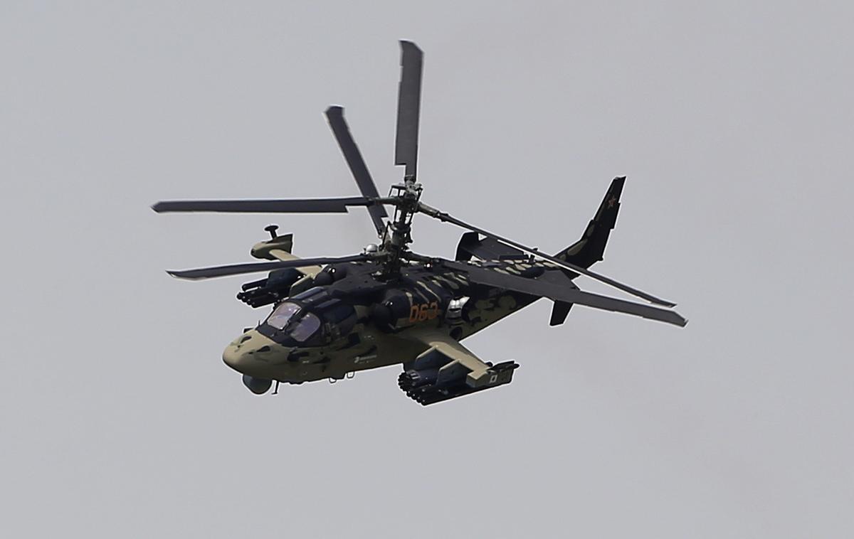 Ruski helikopter Ka-52 | Ruski dvosedežni helikopter Ka-52, znan tudi kot aligator, je namenjen tudi uničevanju tankov. | Foto Guliverimage