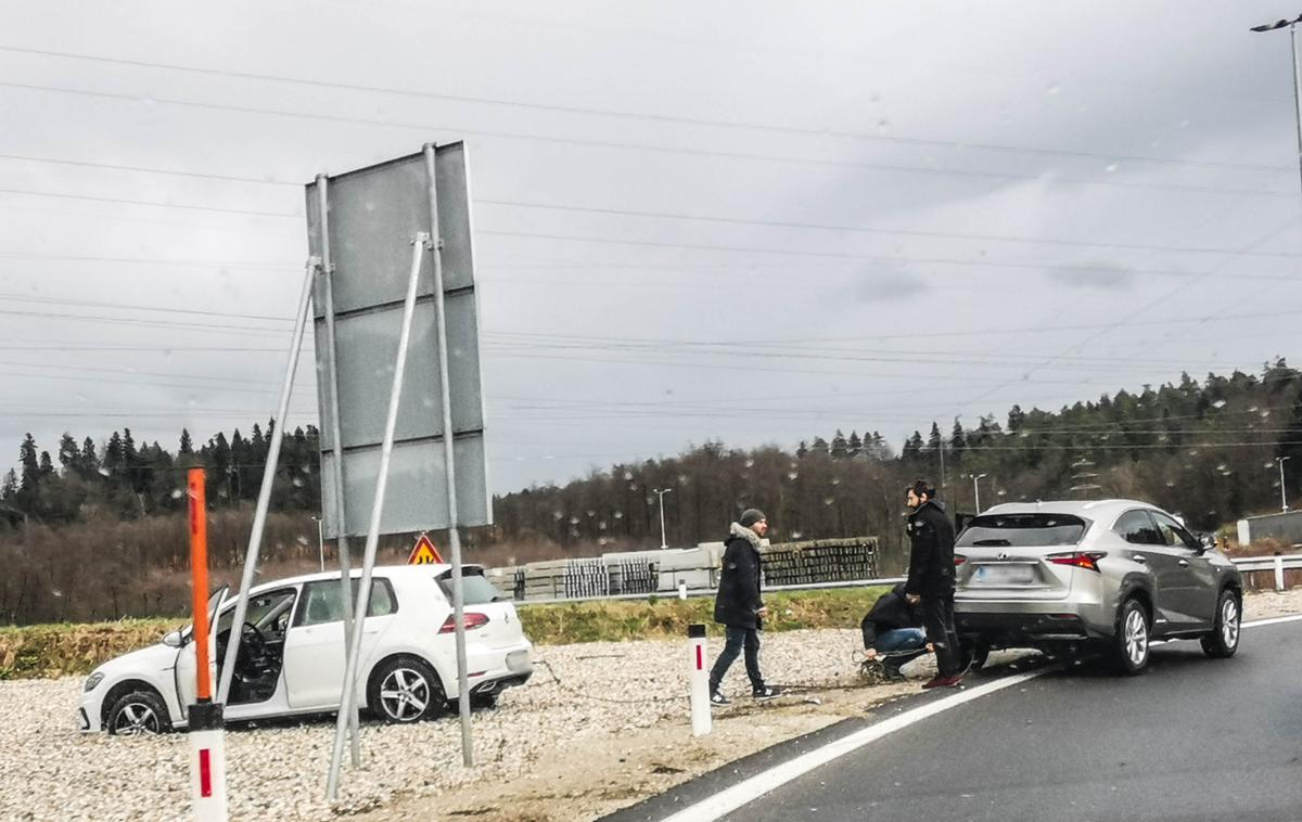 Izletne cone | Izletne cone so namenjene predvsem varnejši ustavitvi vozil, če voznik zaradi neprilagojene hitrosti izgubi oblast nad avtom pri izvozu z avtoceste.