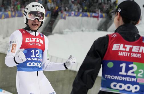 Veselje po srebrni medalji: Nika Prevc priznala, da je bilo napeto, Lanišek se je obrnil proti Domnu