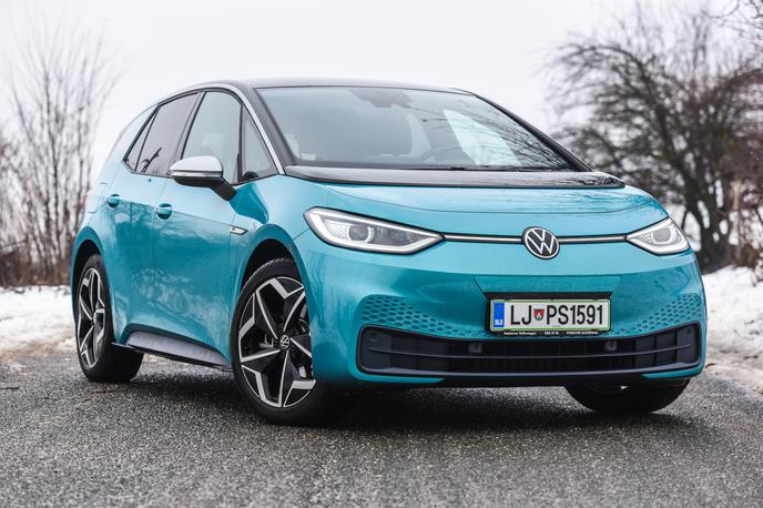 Volkswagen ID 3 | Volkswagen ID.3 je dolg 4,2 metra, visok je 1,5 metra in ima 2,77 metra medosne razdalje. Poganja ga zadaj postavljeni elektromotor z močjo 150-kilovatov, ki moč prenaša na zadnji par koles. Prazen ima maso skoraj 1,8 tone, nosilnost pa znaša 541 kilogramov.  | Foto Gašper Pirman