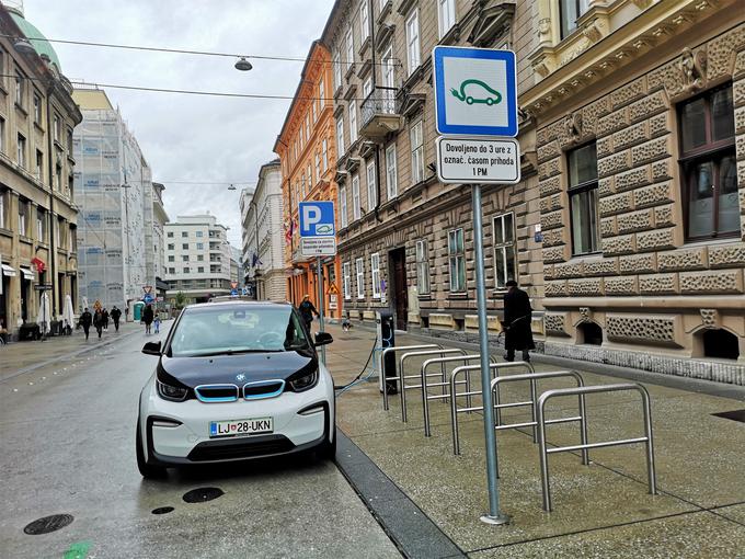 Polnjenje na javnih polnilnicah Gremo na elektriko predvidoma danes ni več brezplačno. Strošek polnjenja je sicer razumen. Sto kilometrov stane manj kot tri evre. | Foto: Gregor Pavšič